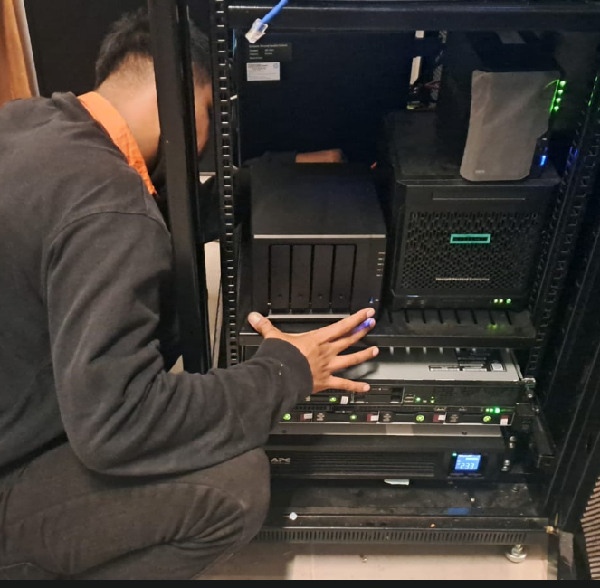 Konfigurasi perangkat keras di ruang server